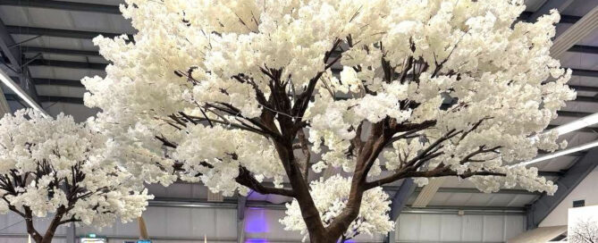 XXL Kunst-Baum mit Kirschblüten auf einem Firmenevent