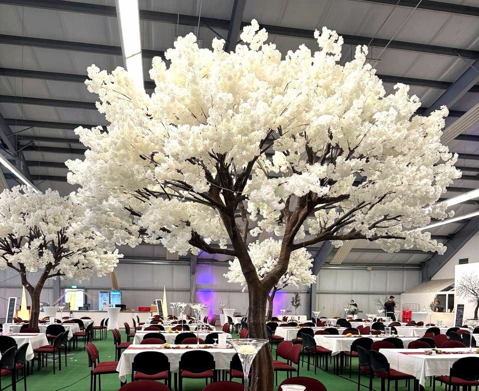 XXL Kunst-Baum mit Kirschblüten auf einem Firmenevent